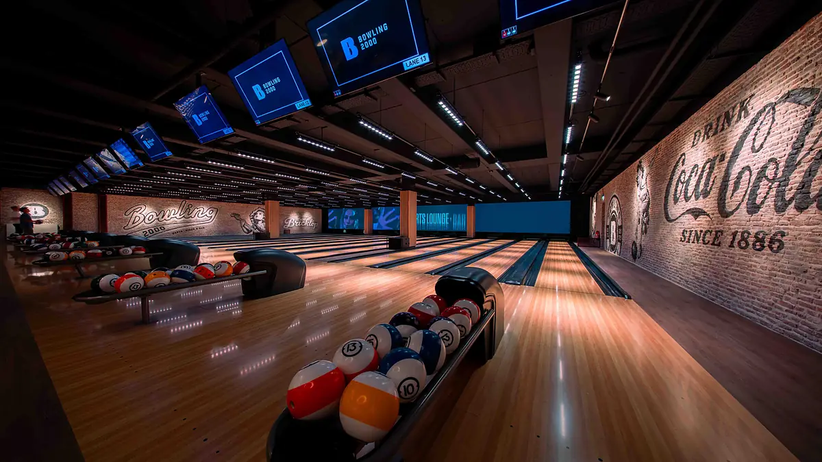 Moderne Bowlingbahnen mit Anzeigen und Lichtinszenierung