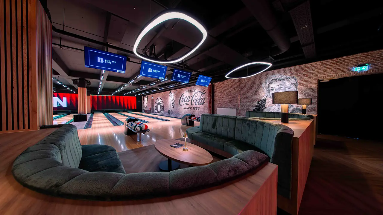 Sitzecke direkt an den Bowlingbahnen