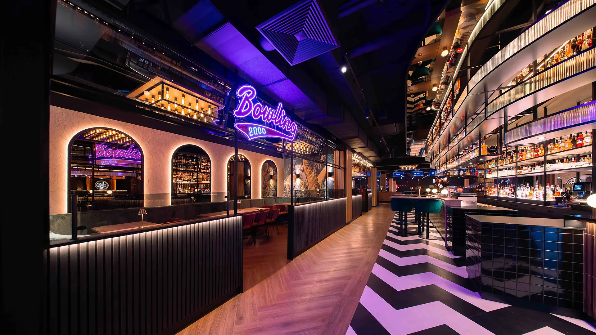 Bar mit Neon-Schriftzug Bowling 2000 und Zickzack-Boden