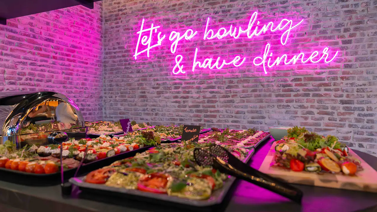 Buffet unter Neonlicht bei Bowling 2000