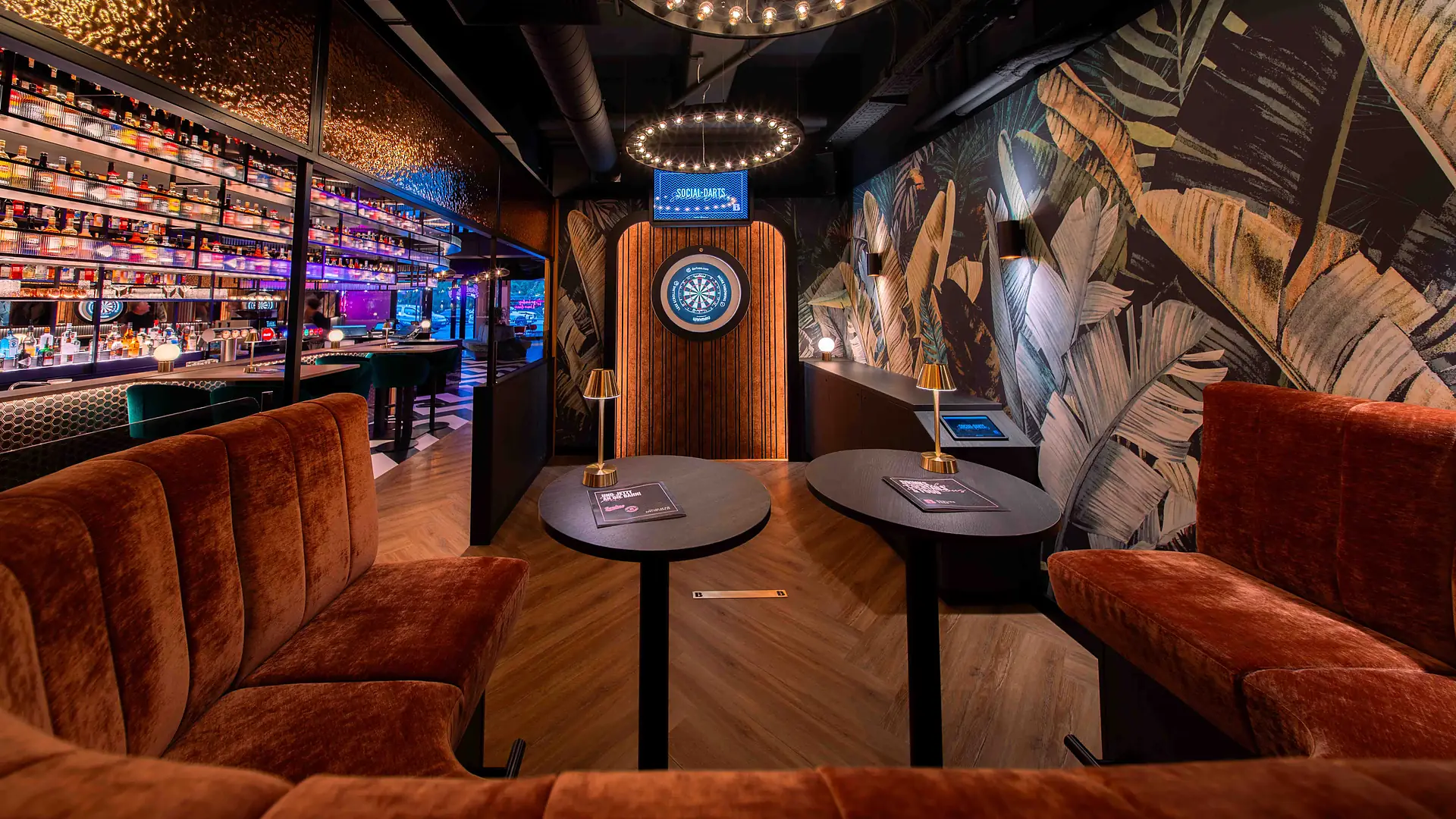 Social-Darts-Lounge mit Dartscheibe und Samtsofas bei Bowling 2000