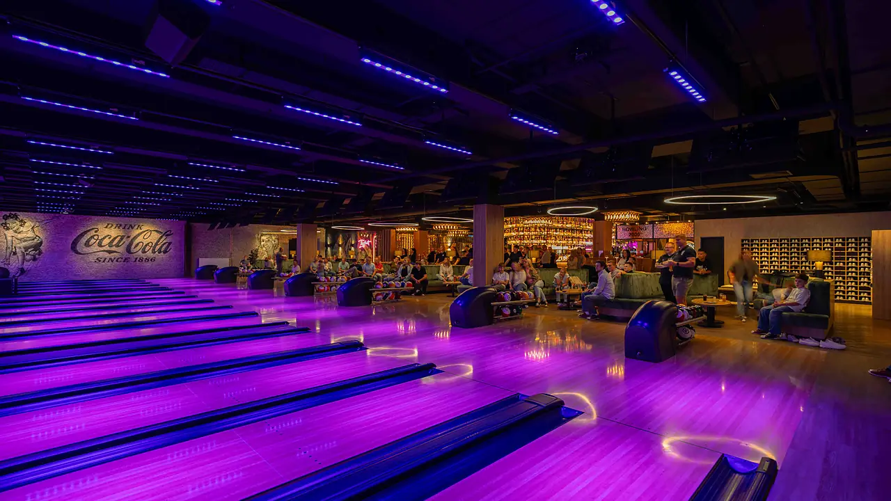 Disco-Bowling mit violettem Licht
