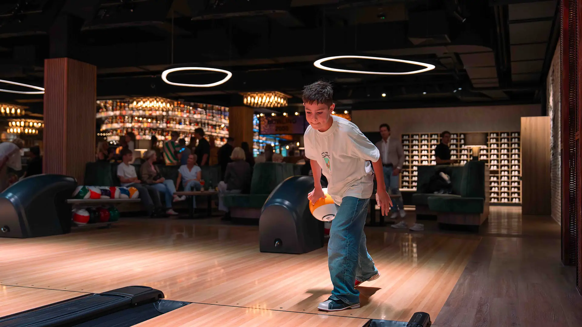 Kind beim Bowlen auf einer Bahn von Bowling 2000