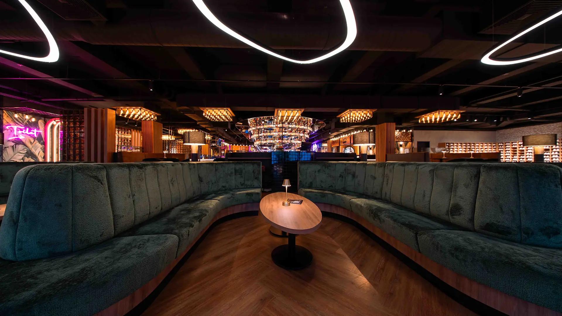 Lounge mit grünen Samtsofas bei Bowling 2000