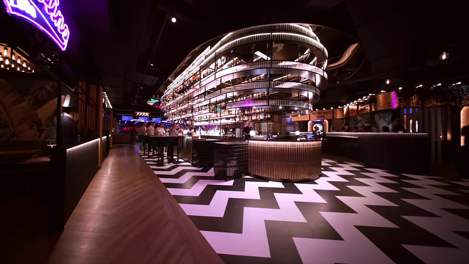 Bar mit Zickzack-Boden und Bowlingbahnen bei Bowling 2000 in Bocholt
