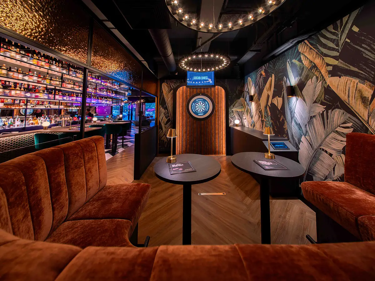 Social-Darts-Lounge mit Samtsofas und Dartscheibe bei Bowling 2000