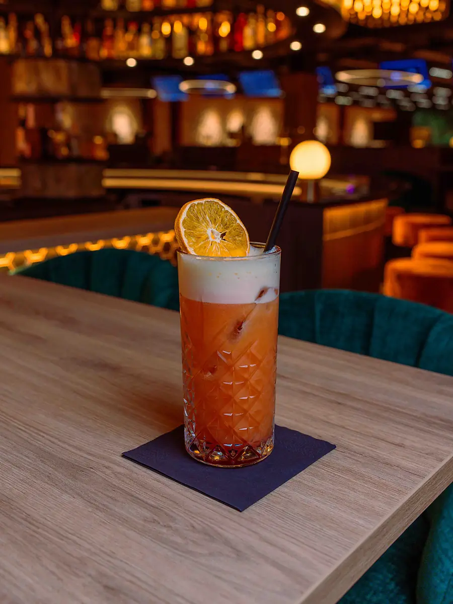 Bowl & Drink – Cocktail an der Bar bei Bowling 2000