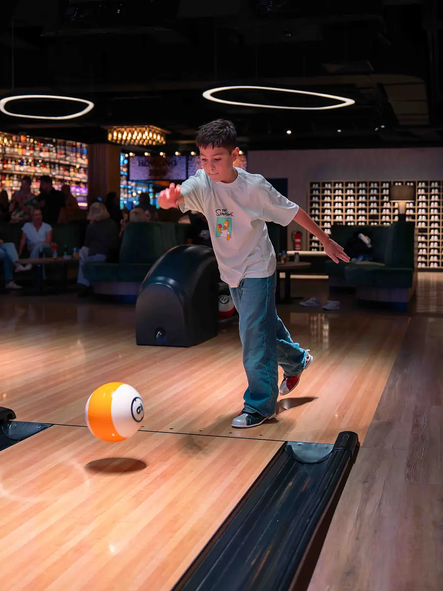Kindergeburtstage bei Bowling 2000 – Kind beim Bowlen