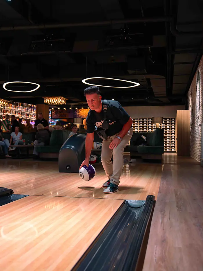Gast beim Bowlen auf einer der 14 Bahnen